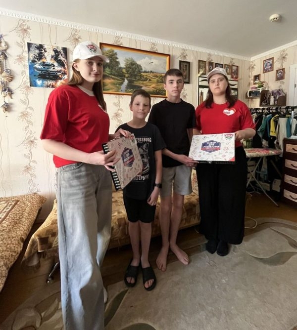 Волонтеры БРСМ проводят акцию по случаю Дня защиты детей