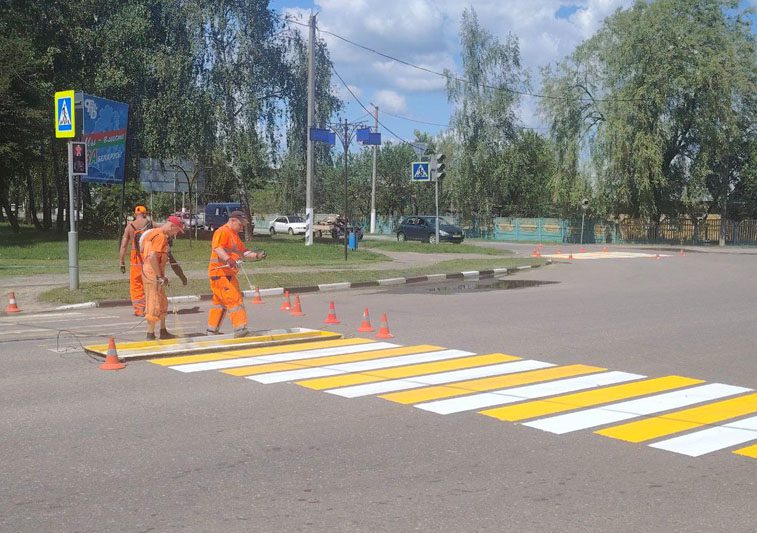 Асфальтированные дороги приводят в парадный вид Асфальтированные дороги приводят в парадный вид