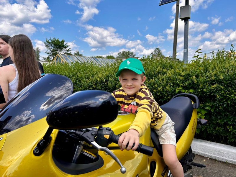 Безопасные каникулы: ГАИ и мотолюбители провели урок для детей в Костюковичах