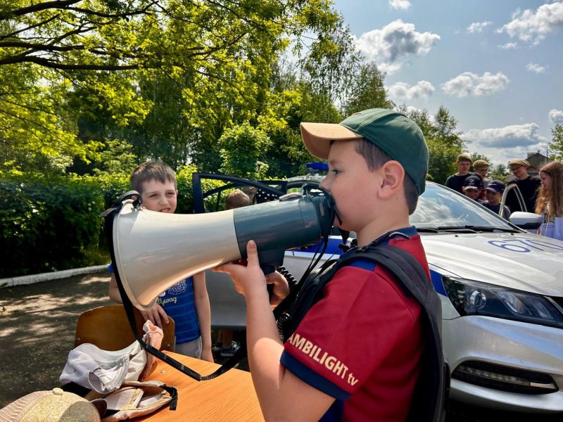 Безопасные каникулы: ГАИ и мотолюбители провели урок для детей в Костюковичах