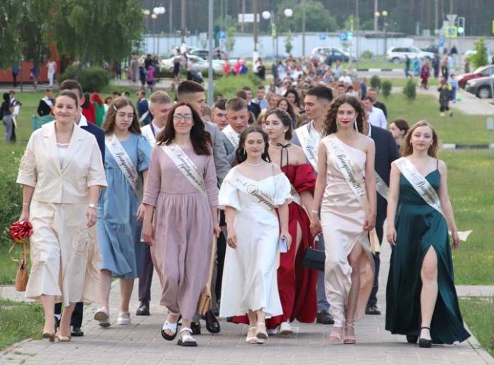 Со школьной скамьи — во взрослую жизнь: в Беларуси сегодня пройдут выпускные вечера