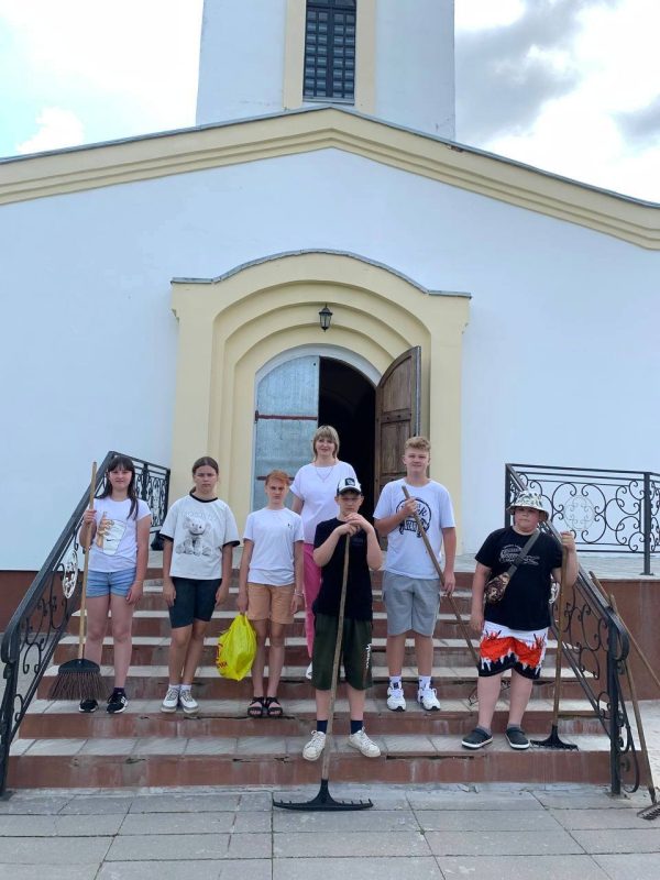 Костюковичская молодежь участвует в акции «Восстановление святынь Беларуси»