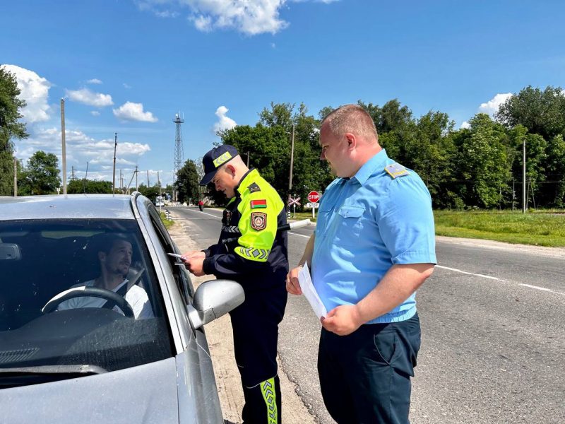 Безопасность на первом месте: инспекторы ГАИ проводят акцию на железнодорожных переездах Безопасность на первом месте: инспекторы ГАИ проводят акцию на железнодорожных переездах