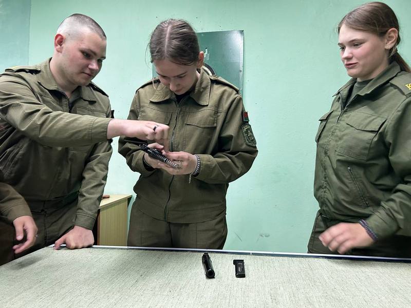 Курсанты военно-патриотического клуба «Зубр»: лето – время совершенствовать боевые навыки Курсанты военно-патриотического клуба «Зубр»: лето – время совершенствовать боевые навыки