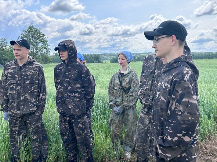 Каникулы в поле: муравильские школьники трудятся в студотряде