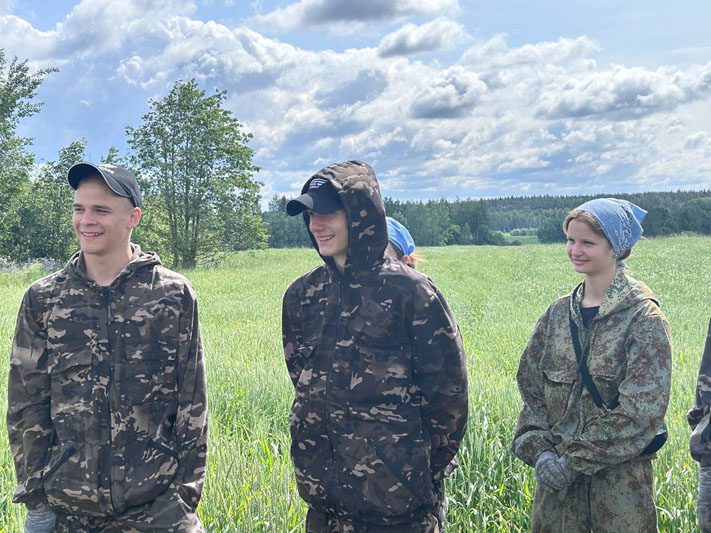 Каникулы в поле: муравильские школьники трудятся в студотряде