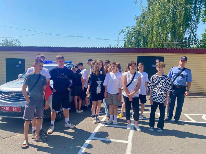 На страже спокойствия: юные костюковчане пообщались с сотрудниками Департамента охраны На страже спокойствия: юные костюковчане пообщались с сотрудниками Департамента охраны