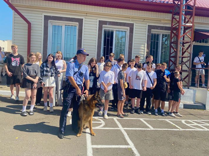 На страже спокойствия: юные костюковчане пообщались с сотрудниками Департамента охраны