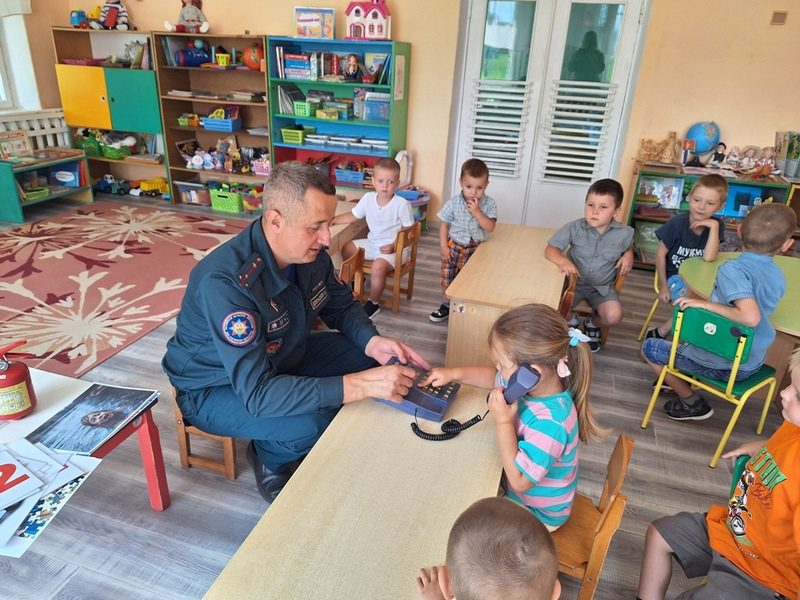 Спасатели провели урок безопасности в Тупичинском детском саду