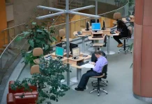 Белорусам рассказали, как можно работать в декрете без потери пособия