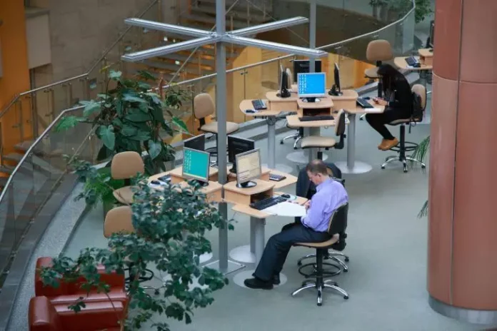 Белорусам рассказали, как можно работать в декрете без потери пособия