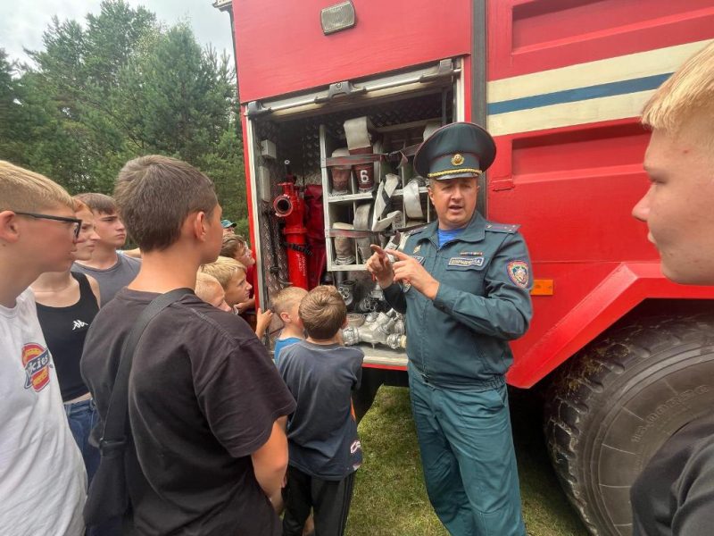 Спасатели не оставили без внимания ребят из круглосуточного палаточного лагеря