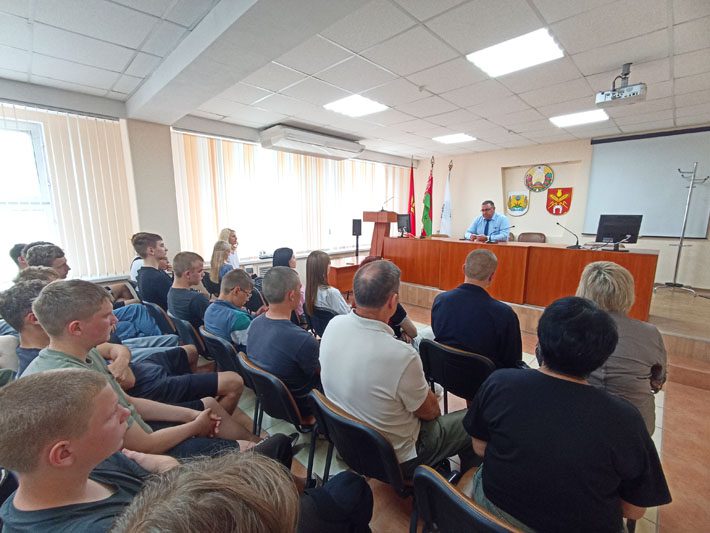 Мир большой промышленности посетили костюковичские учащиеся