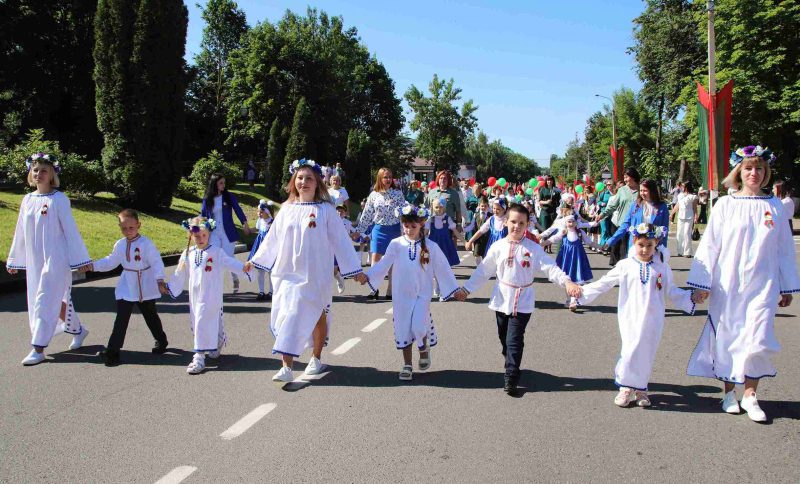 Только вместе, только вперед: торжественное шествие в Костюковичах