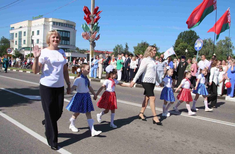 Только вместе, только вперед: торжественное шествие в Костюковичах