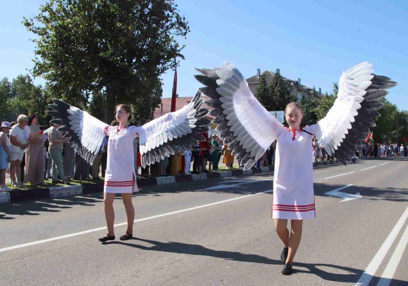 Только вместе, только вперед: торжественное шествие в Костюковичах