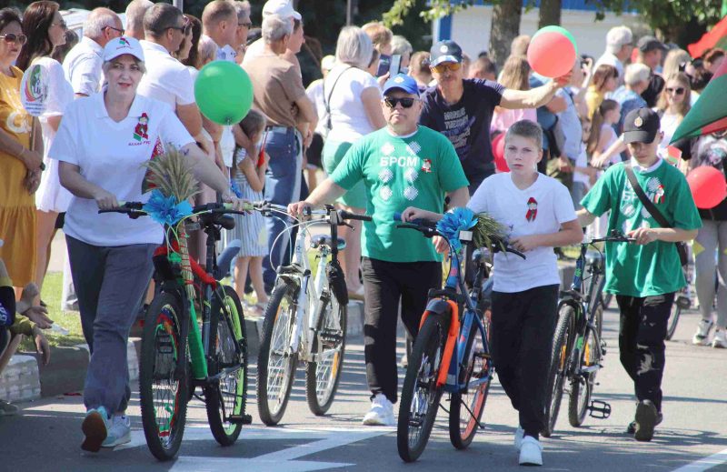 Только вместе, только вперед: торжественное шествие в Костюковичах