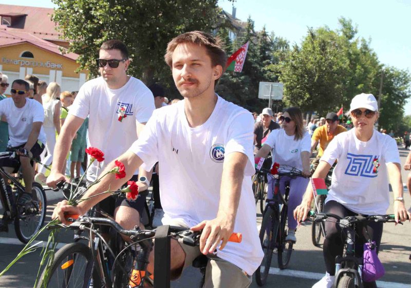 Только вместе, только вперед: торжественное шествие в Костюковичах