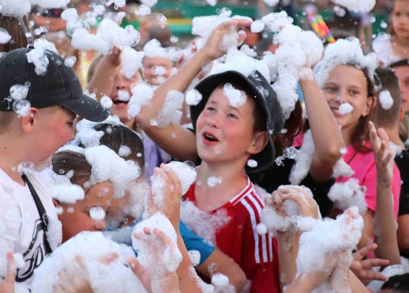 Пенная вечеринка прошла в центре Костюковичей