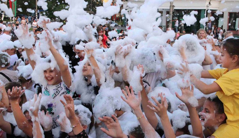 Пенная вечеринка прошла в центре Костюковичей