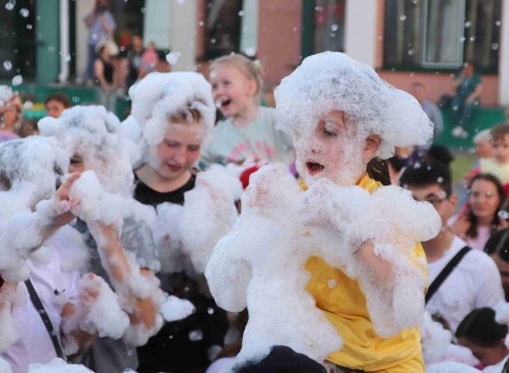 Пенная вечеринка прошла в центре Костюковичей