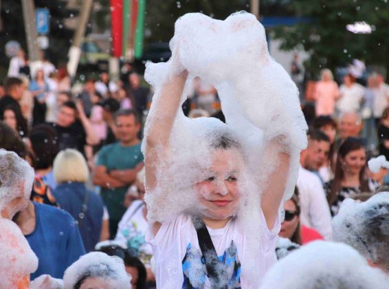 Пенная вечеринка прошла в центре Костюковичей