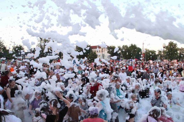 Пенная вечеринка прошла в центре Костюковичей