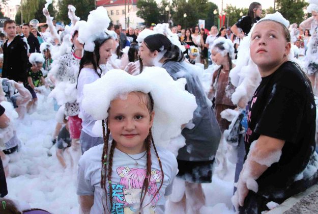 Пенная вечеринка прошла в центре Костюковичей