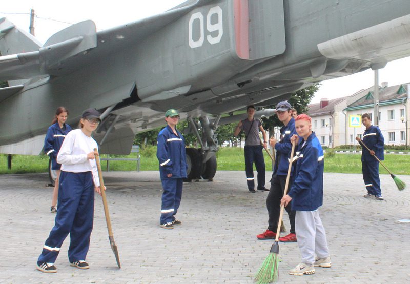 На Костюковщине продолжают работу студенческие отряды