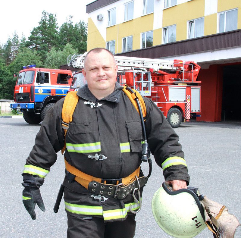 27 лет стажа в МЧС за плечами у мастера-спасателя Костюковичского РОЧС Александра Архипцова