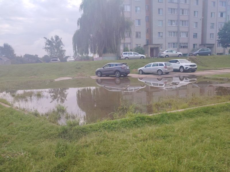 Лужа преткновения около многоэтажки стала поводом обратиться к журналистам
