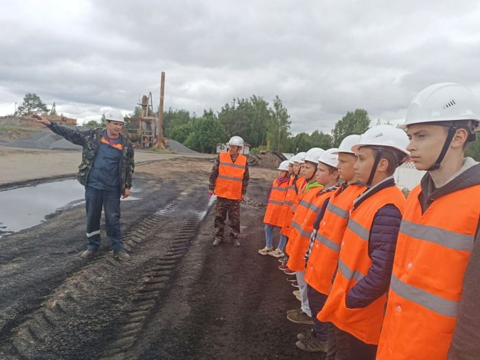 Юные «радзімічы» стали первыми гостями нового асфальтового завода