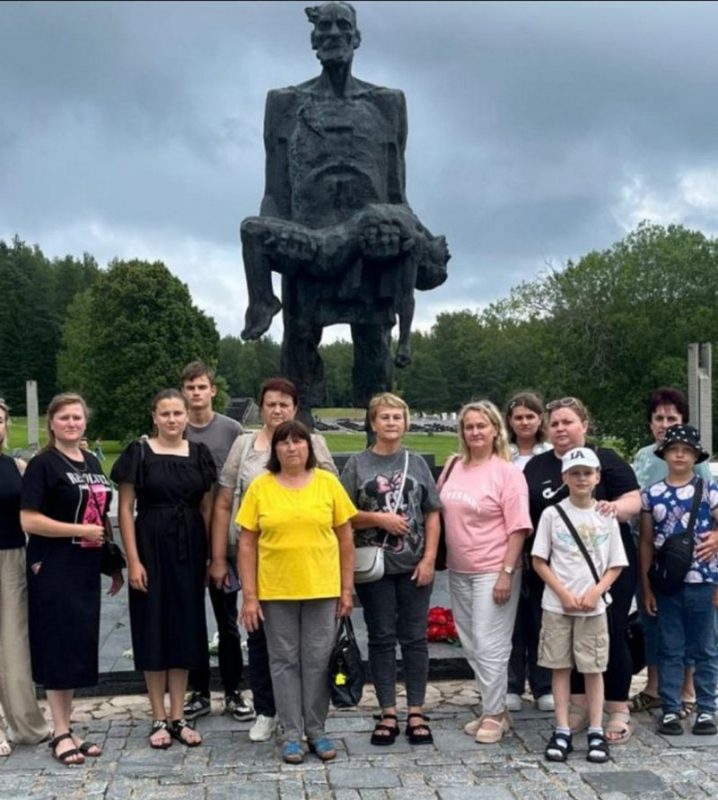 Члены Костюковичской районной профсоюзной организации работников агропромышленного комплекса совершили памятную поездку