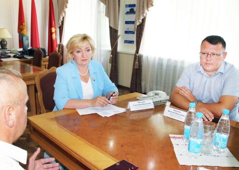 22 июля за помощью в решении проблем к Александре Михеенко на прием пришел один гражданин, а также поступило шесть звонков