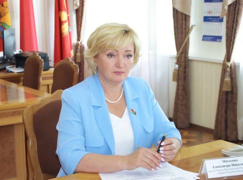 22 июля за помощью в решении проблем к Александре Михеенко на прием пришел один гражданин, а также поступило шесть звонков