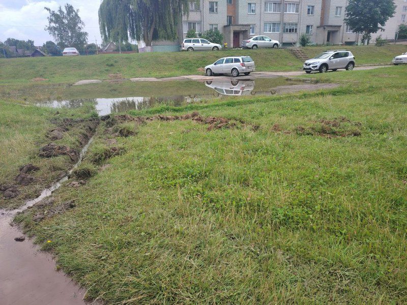 Лужа преткновения около многоэтажки стала поводом обратиться к журналистам