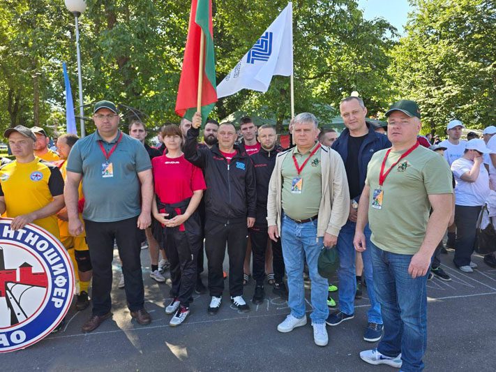 Люди на болоте. Команда БЦЗ приняла участие в турнире по торфяному футболу