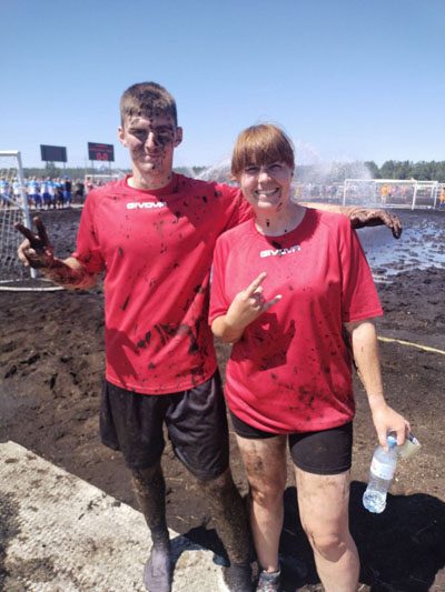 Люди на болоте. Команда БЦЗ приняла участие в турнире по торфяному футболу