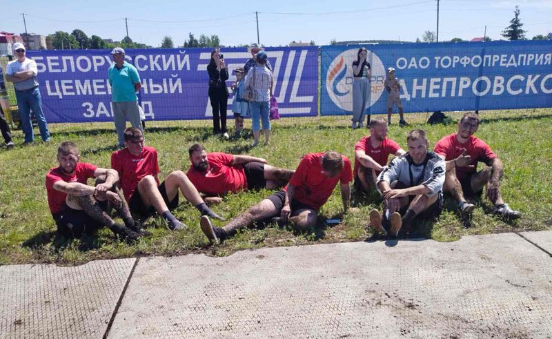 Люди на болоте. Команда БЦЗ приняла участие в турнире по торфяному футболу