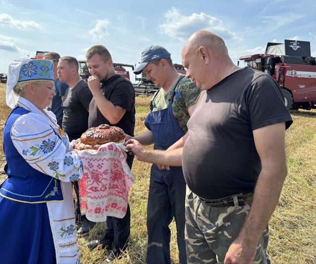 Праздник первого снопа отметили на Костюковщине Праздник первого снопа отметили на Костюковщине