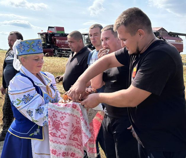 Праздник первого снопа отметили на Костюковщине Праздник первого снопа отметили на Костюковщине