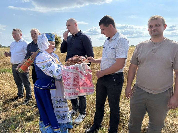 Праздник первого снопа отметили на Костюковщине Праздник первого снопа отметили на Костюковщине