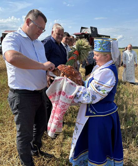 Праздник первого снопа отметили на Костюковщине Праздник первого снопа отметили на Костюковщине