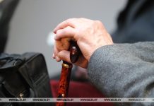 Как оформить уход за пожилым человеком старше 80 лет или инвалидом I группы, разъяснили в Минтруда