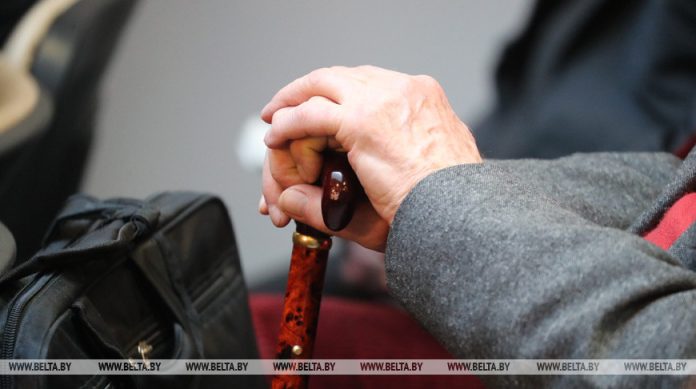 Как оформить уход за пожилым человеком старше 80 лет или инвалидом I группы, разъяснили в Минтруда