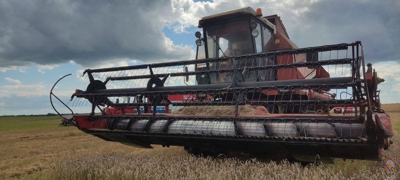 В Костюковичском районе работники МЧС спасли комбайн от огня В Костюковичском районе работники МЧС спасли комбайн от огня