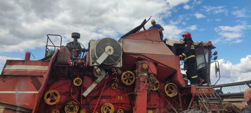 В Костюковичском районе работники МЧС спасли комбайн от огня В Костюковичском районе работники МЧС спасли комбайн от огня