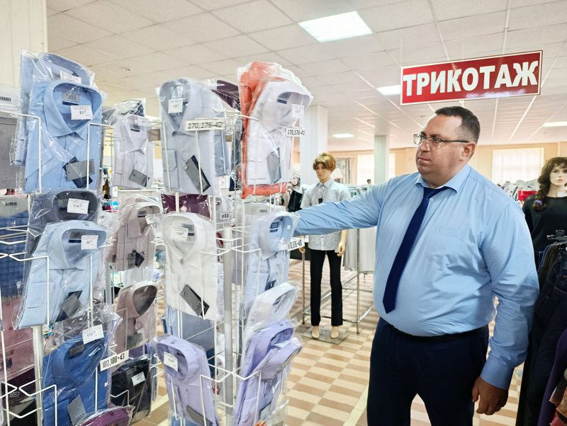 Член Совета Республики Игорь Сергеев провел мониторинг цен и ассортимента школьной одежды в Костюковичском районе