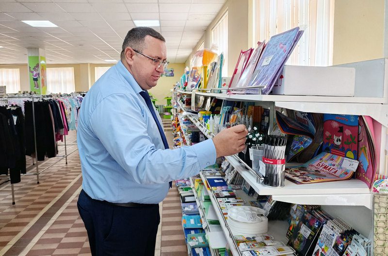 Член Совета Республики Игорь Сергеев провел мониторинг цен и ассортимента школьной одежды в Костюковичском районе