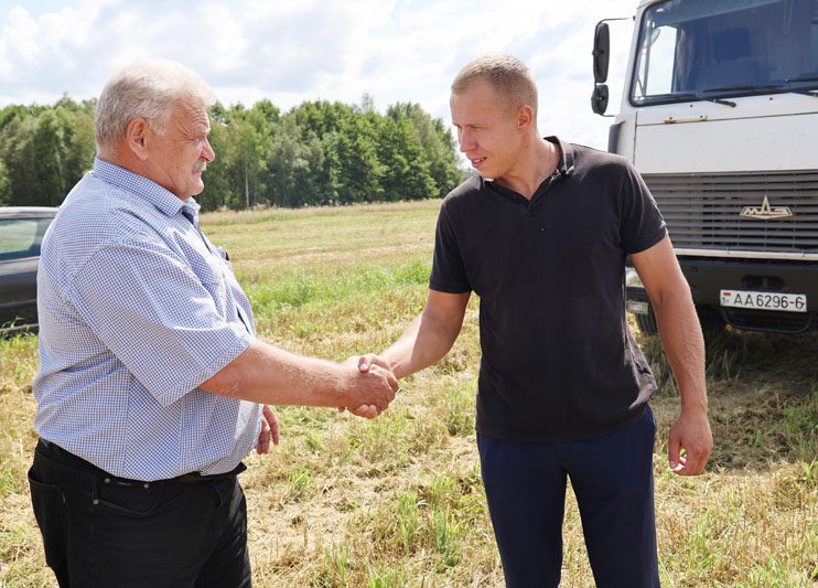 Водитель Виктор Королев из КСУП «Белая Дуброва» стал первым в Костюковичском районе тысячником на отвозке зерна Водитель Виктор Королев из КСУП «Белая Дуброва» стал первым в Костюковичском районе тысячником на отвозке зерна